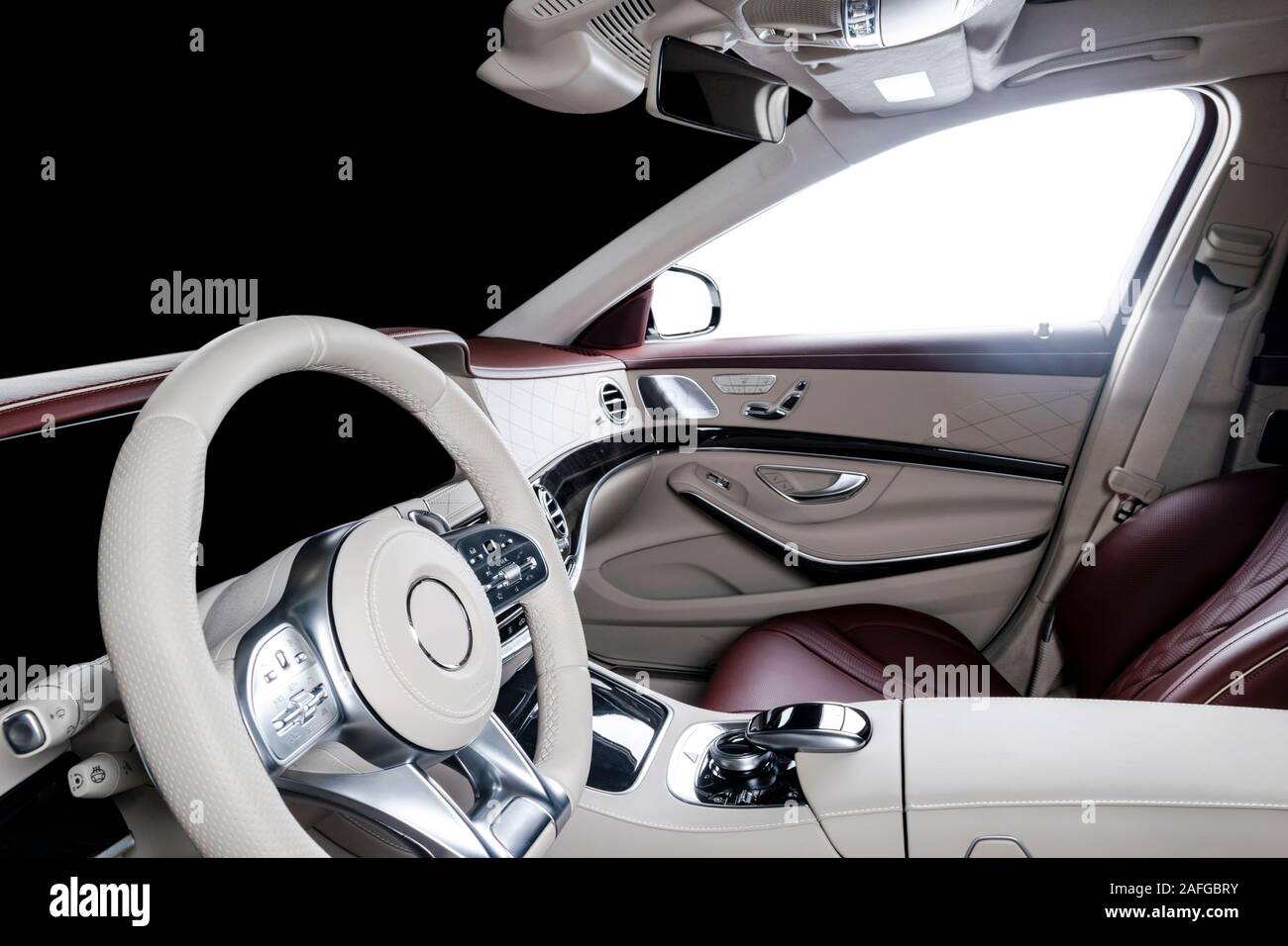 Moderner Luxus Auto weiss Leder Interieur mit natürlichem Holz. Teil aus  Leder Autositz details mit Ziernähten. Interieur mit Dashboard. White perf  Stockfotografie - Alamy