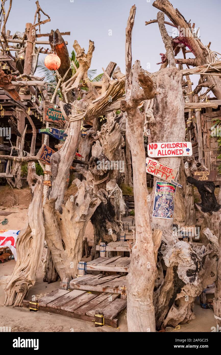 Eingang zum berühmten Hippie Bar aus Treibholz auf Ko Phayam Insel Stockfoto