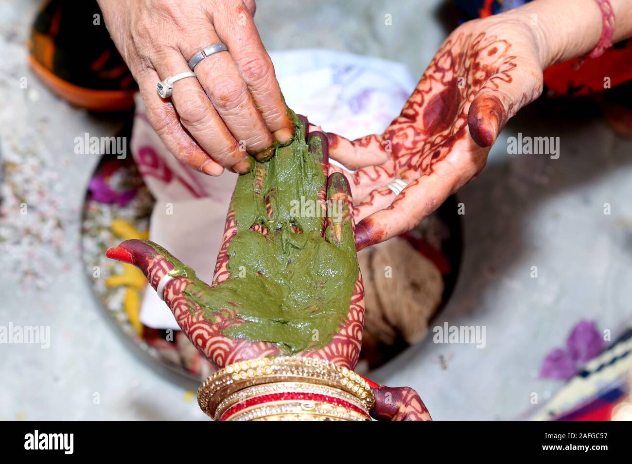 Indische braut Hand Druck auf das Tuch rituellen Zeremonie Stockfoto