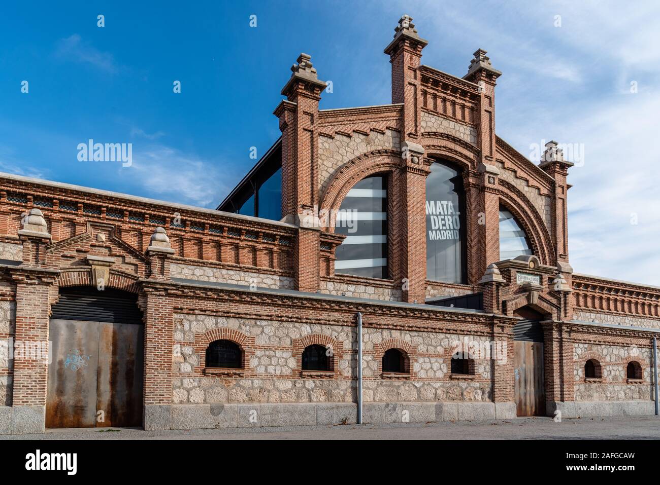 Madrid, Spanien - 9. Dezember 2019: matadero Kulturzentrum in Madrid Rio. Matadero Madrid ist ein ehemaliger Schlachthof in dem Stadtteil Arganzuela Stockfoto