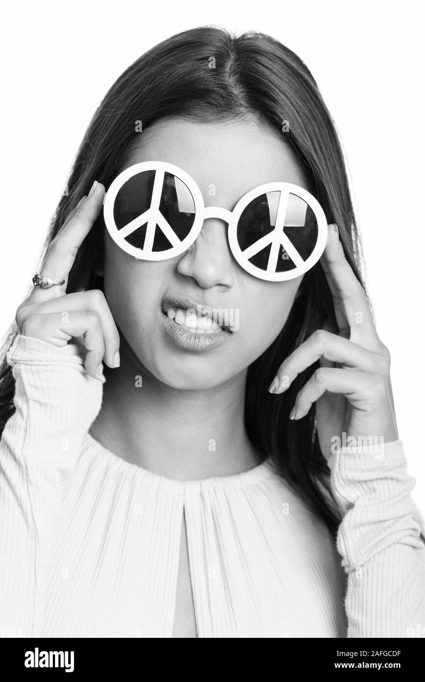 Gesicht der jungen schönen Brasilianerin Sonnenbrille tragen mit peace Zeichen Stockfoto