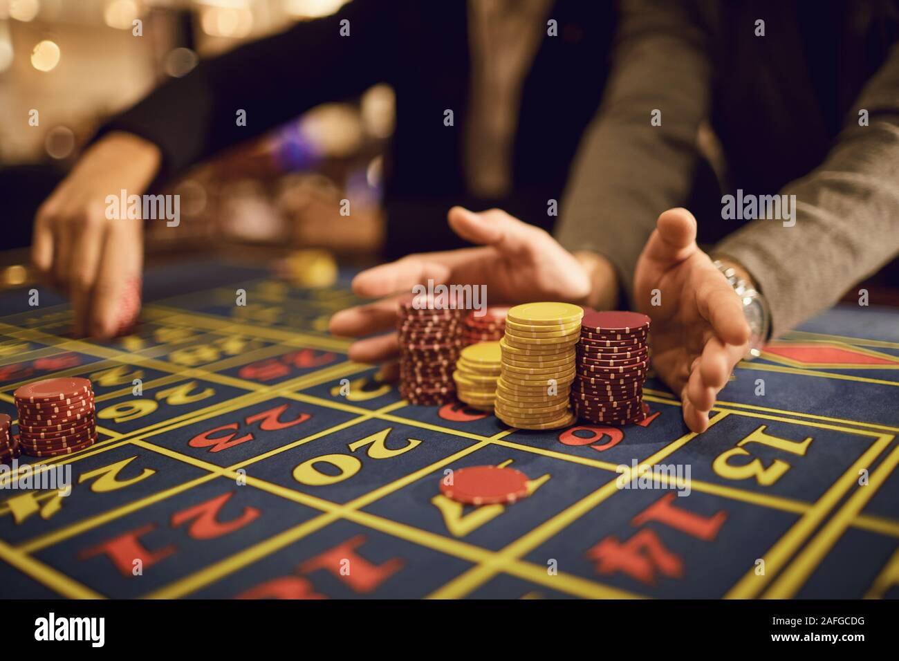 Ein Spieler spielt Roulette in einem Casino. Stockfoto