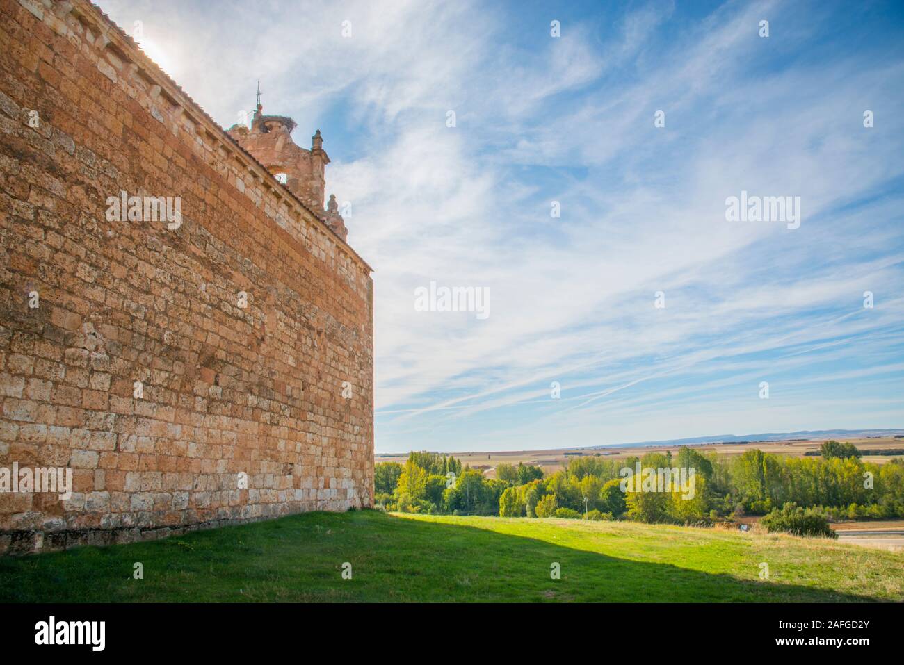 Kirche und der Landschaft. Santa Maria de Riaza, Segovia Provinz Castilla Leon, Spanien. Stockfoto