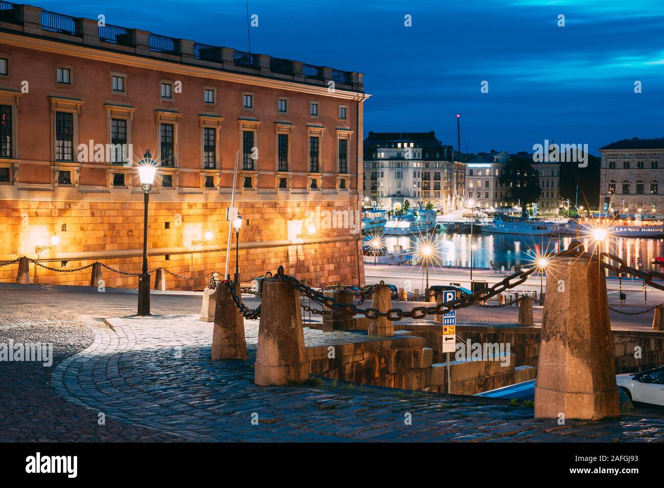 Stockholm, Schweden. In der Altstadt Gamla Stan Slottsbacken Berühmte beliebtes Ziel malerischen Platz in der Nacht leuchtet. Stockfoto