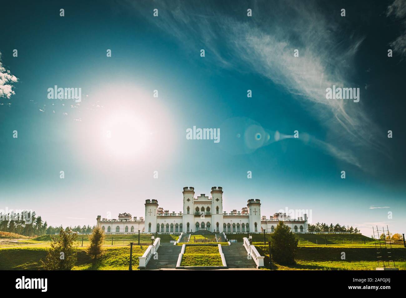 Kosava, Belarus. Sommer Sonne oben Kosava Schloss. Es ist ein ruiniertes Kronenmutter Schloss im neugotischen Stil. Puslowski Palastes Schloss. Eine Sehenswürdigkeit Stockfoto