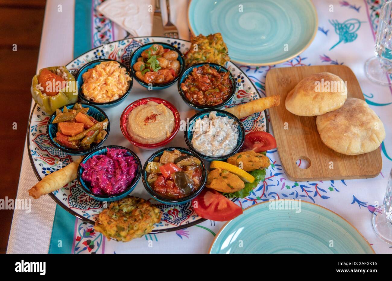 Die ultimative mediterrane Mezze Platter in der Türkei Stockfoto
