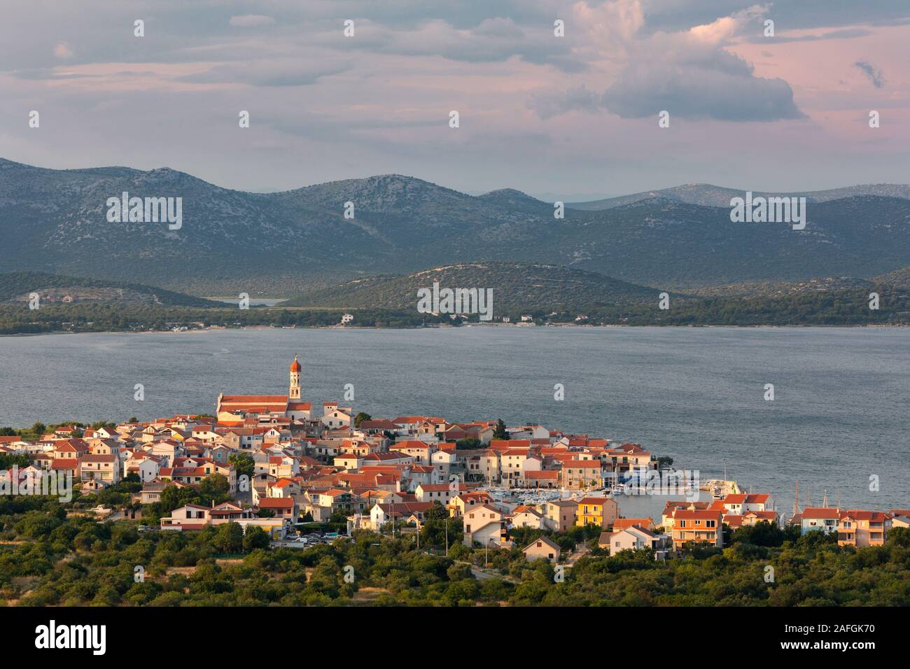 Panoramablick über den Ort Betina, Insel Murter, Dalmatien, Kroatien Stockfoto