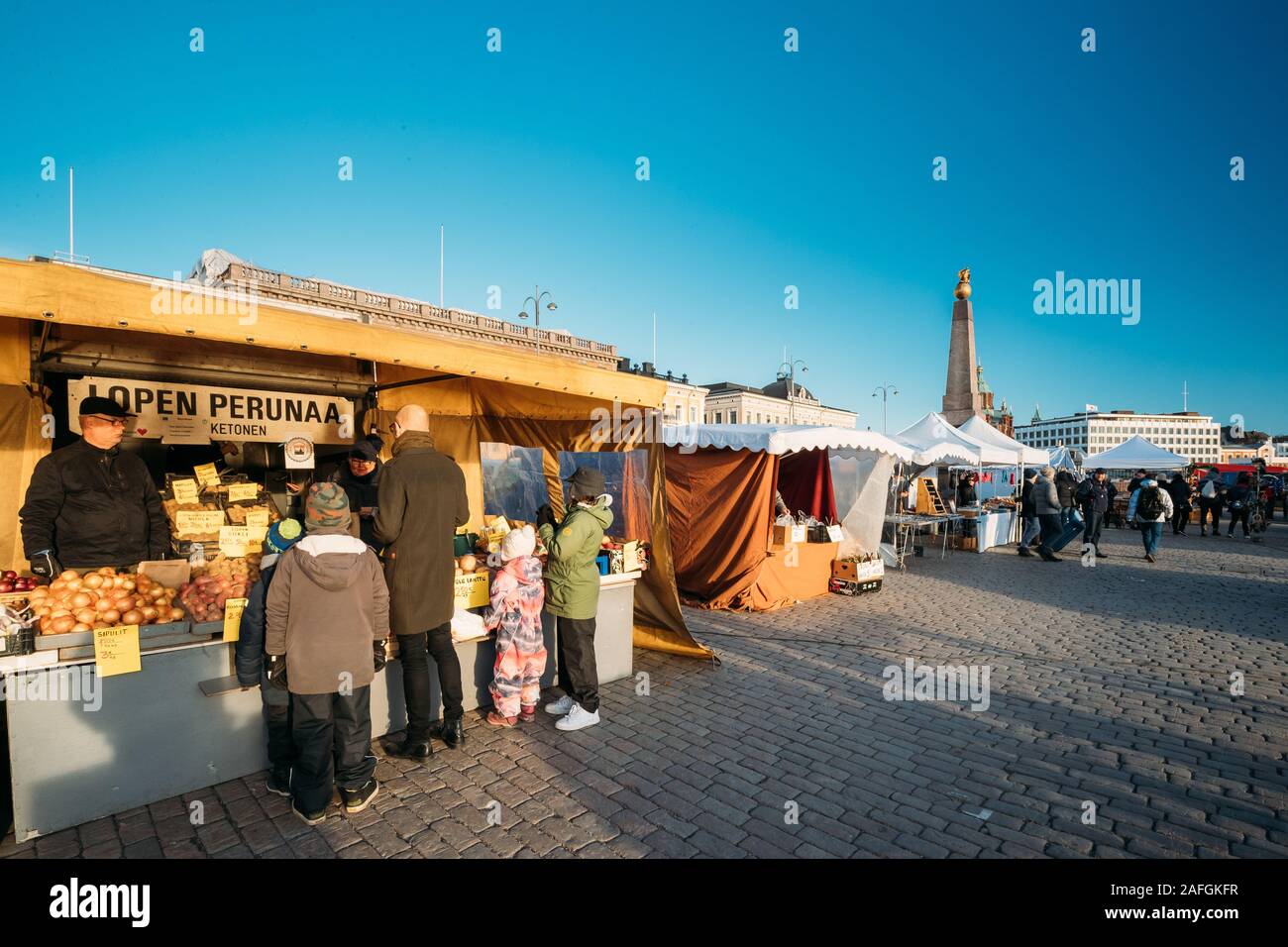 Helsinki, Finnland - 10. Dezember 2016: Menschen Käufer in pflanzlichen Marke am Bahndamm Im Winter sonniger Tag. Stockfoto