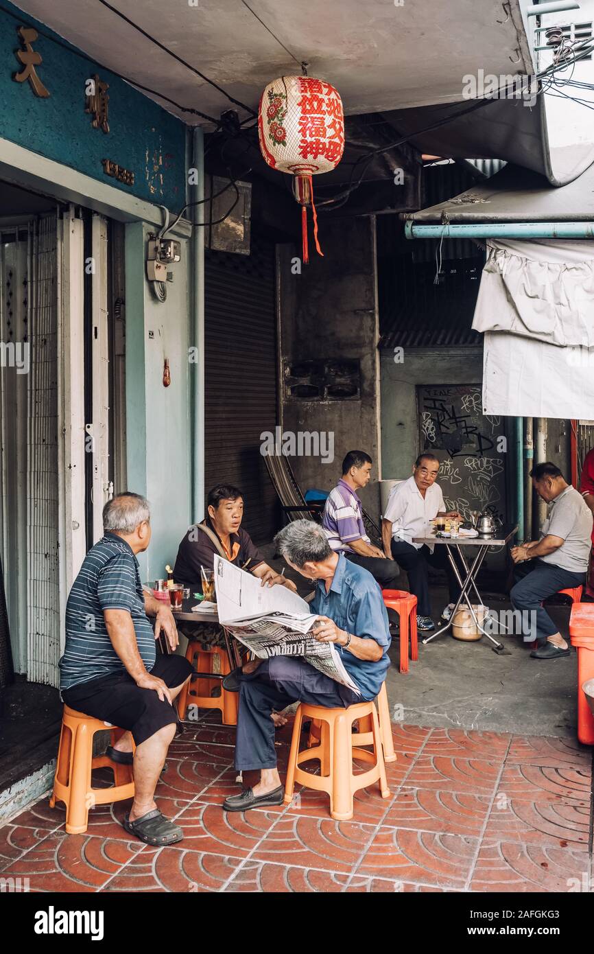 Unbekannte chinesische Männer sitzen in traditionellen lokalen Cafe in Chinatown in Bangkok, Thailand. Stockfoto
