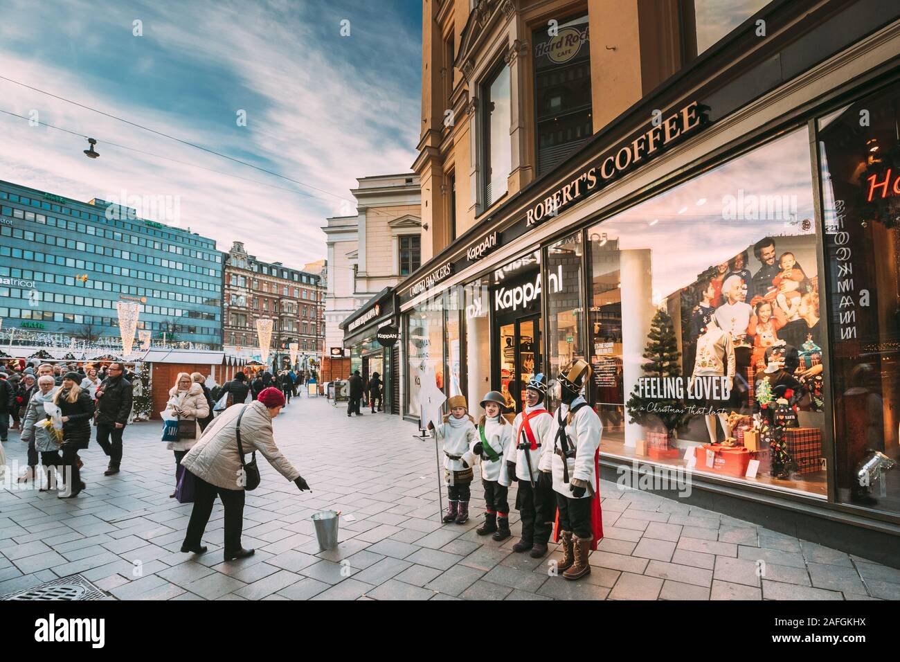 Helsinki, Finnland - 10. Dezember 2016: Sternsinger in der Nähe von Stockmann auf Aleksanterinkatu Straße. Kinder singen Lieder mit Wünschen der Hap Stockfoto