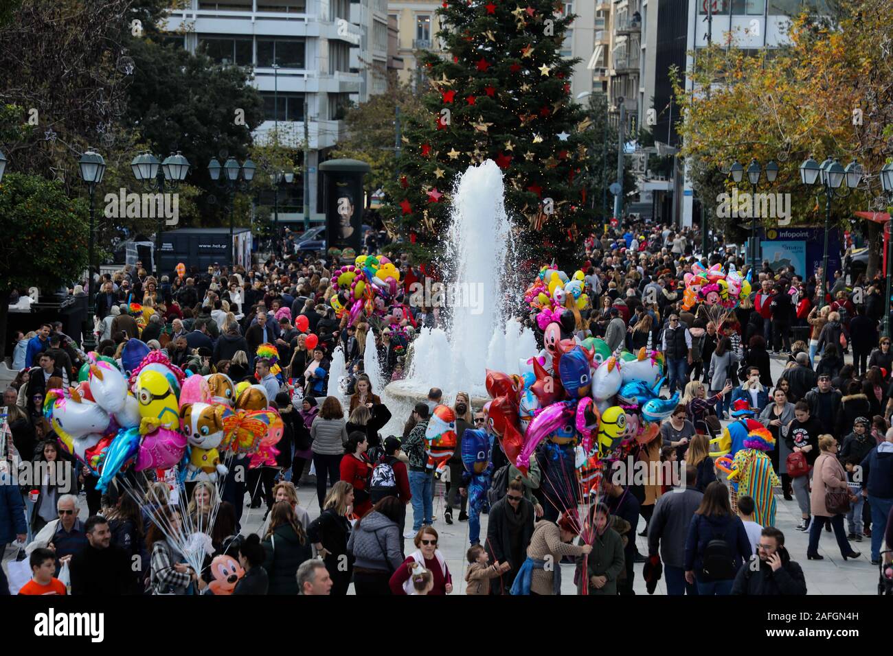 Dezember 15, 2019: Athen, Griechenland. 15. Dezember 2019. Weihnachten Dekorationen und eine festliche Atmosphäre umgeben das Plaka Viertel im Zentrum von Athen. Plaka, dem ältesten Teil der griechischen Hauptstadt, ist beliebt bei Touristen und liegt in der Nähe der Akropolis und viele bedeutende archäologische Stätten (Credit Bild: © Mohammed Turabi/IMAGESLIVE über ZUMA Draht) Stockfoto