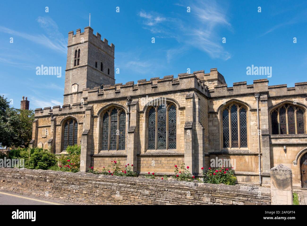 St. George's Church Stamford an einem sonnigen Sommertag mit blauem Himmel über Stamford, Lincolnshire, England, Großbritannien Stockfoto