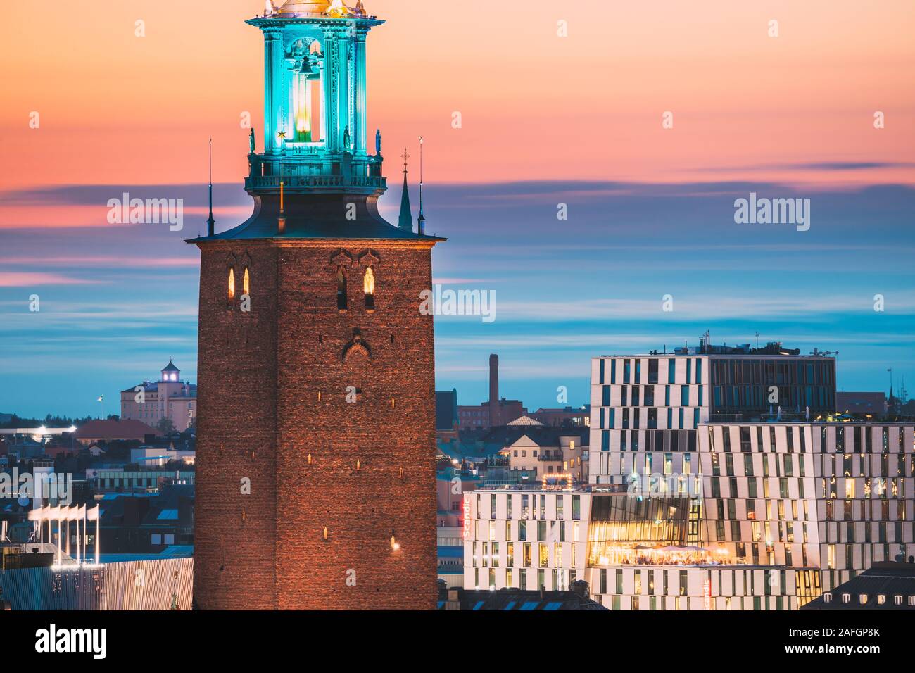 Stockholm, Schweden - 29. Juni 2019: in der Nähe der berühmten Turm von Stockholm City Hall. Beliebtes Ziel malerischen im Sonnenuntergang Dämmerung Dämmerung leuchtet. Eveni Stockfoto