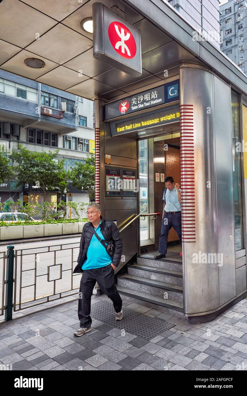 Menschen verlassen vom MTR-Bahnhof Tsim Sha Tsui an der Nathan Road. Tsim Sha Tsui, Kowloon, Hong Kong, China. Stockfoto