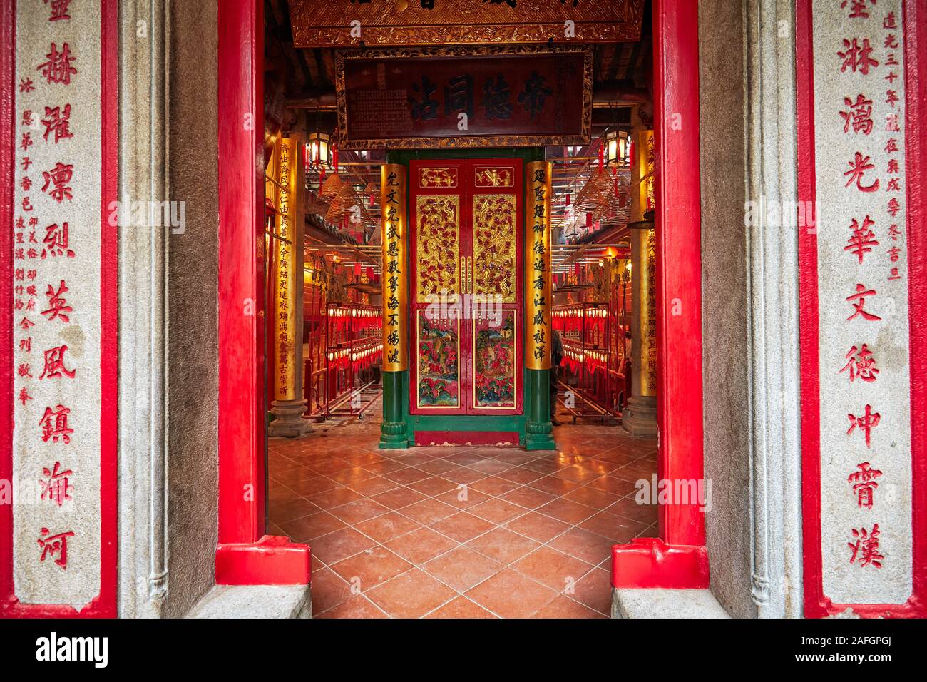 Eingang der Man Mo Tempel, gewidmet dem zivilen Gott Mann Tai und der kriegerische Gott Mo Tai. Sheung Wan, Hong Kong, China. Stockfoto