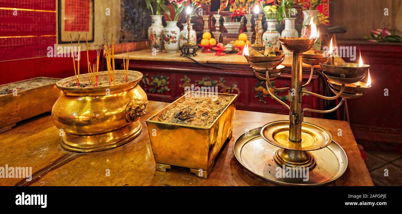 Weihrauch Urnen ein brennendes Öl lampe vor dem Altar in der Man Mo Tempel. Sheung Wan, Hong Kong, China. Stockfoto