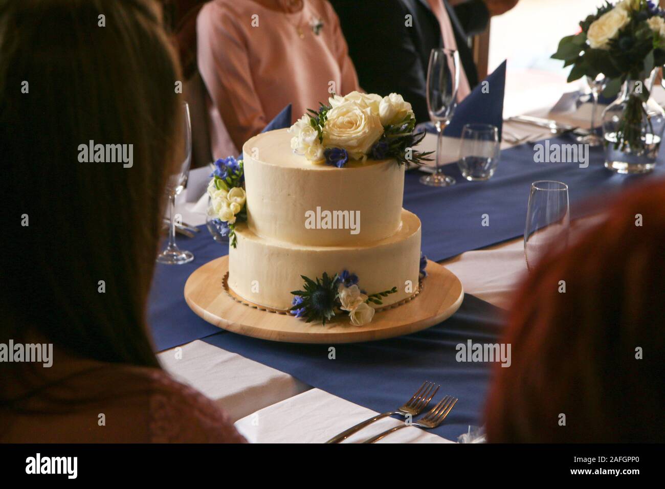 Ein Detail Foto von der großen Hochzeitstorte mit Blumenschmuck. Stockfoto