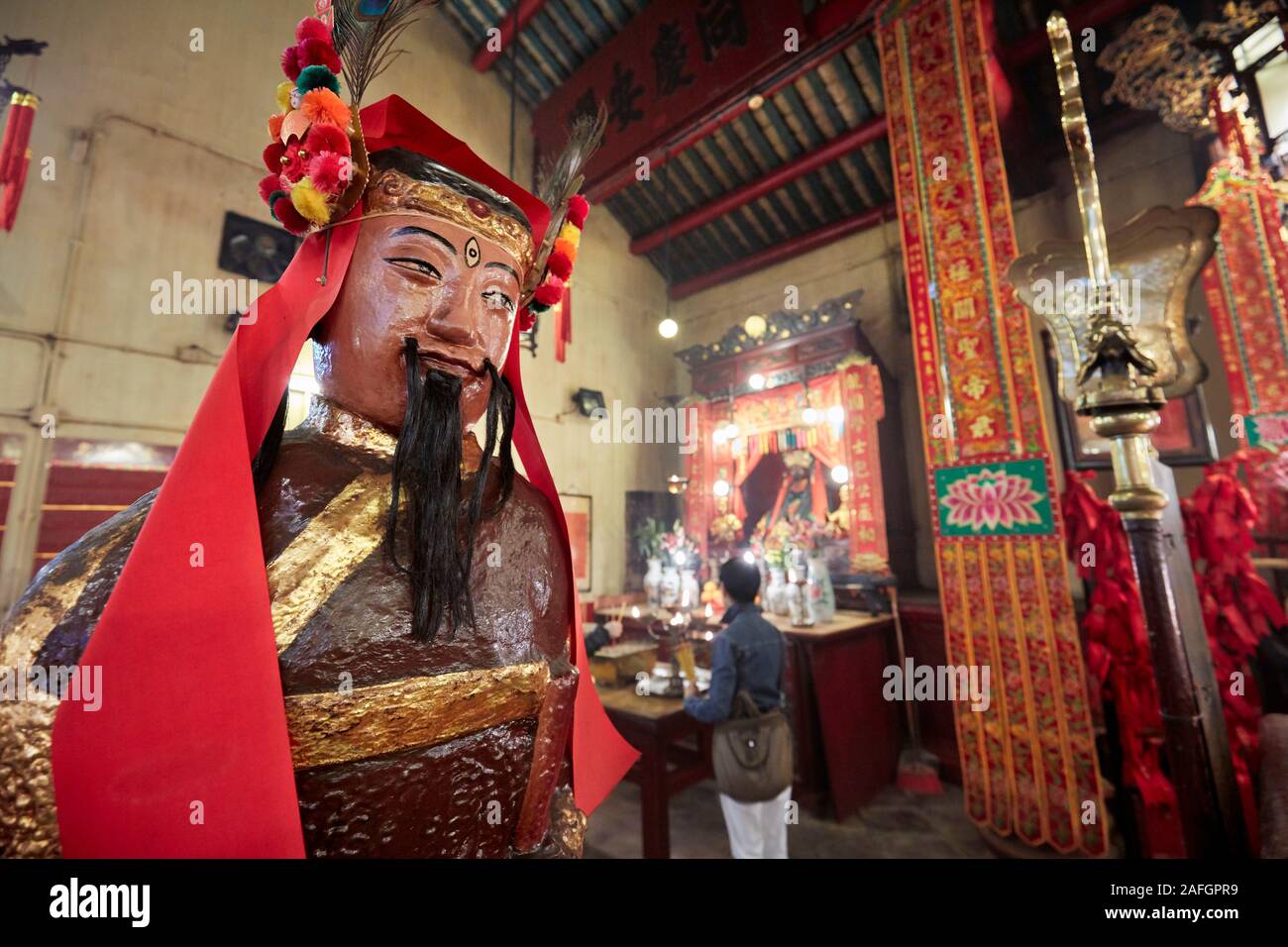 Bunt bemalte Statue in Man Mo Tempel für die zivile Gott Mann Tai und der kriegerische Gott Mo Tai. Sheung Wan, Hong Kong, China. Stockfoto