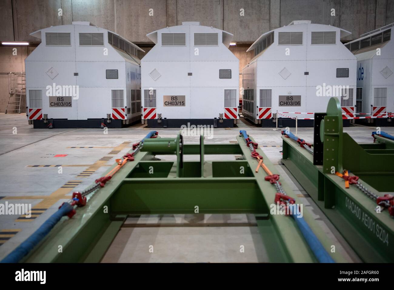 11 Dezember 2019, Niedersachsen Gorleben: Transport Hauben sind in das atomare Zwischenlager. Die Endlager Gorleben ist ein Zwischenlager für abgebrannte Brennelemente und hochradioaktiver Abfälle. Bisher haben 13 CASTOR-Transporte mit hoch radioaktiven Materials haben die Transportbehälter Lager zwischen 1995 und 2011 erreicht. Bis ein Repository gefunden wurde, wird der Atommüll dort vorübergehend gelagert werden. Foto: Sina Schuldt/dpa Stockfoto