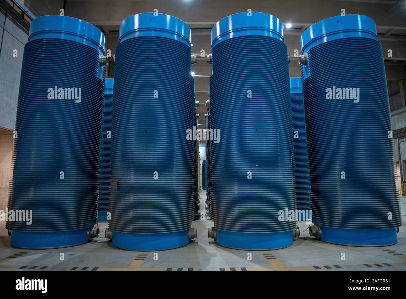 11 Dezember 2019, Niedersachsen Gorleben: Behälter mit hochradioaktiven Abfälle in Zwischenlagern. Die Endlager Gorleben ist ein Zwischenlager für abgebrannte Brennelemente und hochradioaktiver Abfälle. Bisher haben 13 CASTOR-Transporte mit hoch radioaktiven Materials haben die Transportbehälter Lager zwischen 1995 und 2011 erreicht. Bis ein Repository gefunden wurde, wird der Atommüll dort vorübergehend gelagert werden. Foto: Sina Schuldt/dpa Stockfoto