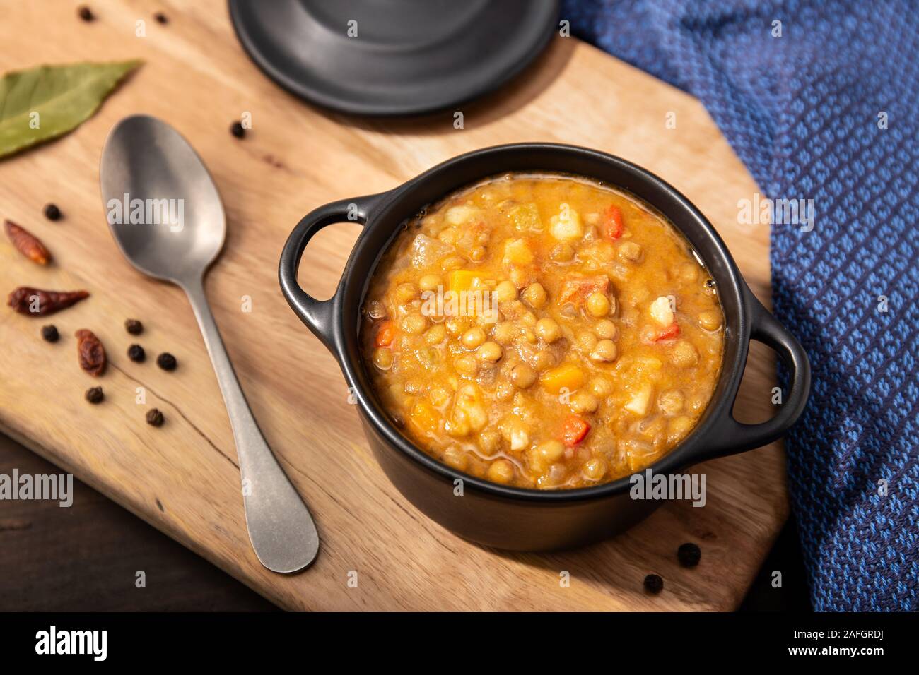 Traditionelle spanische Linsensuppe. Slow food Konzept Stockfoto