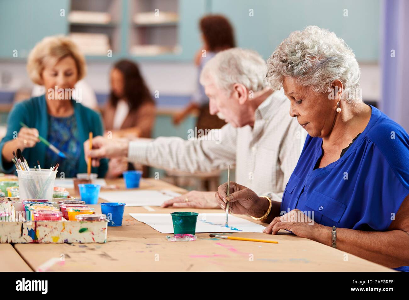 Gruppe von pensionierten Senioren die Teilnahme an Kunst Klasse im Community Center mit dem Lehrer Stockfoto