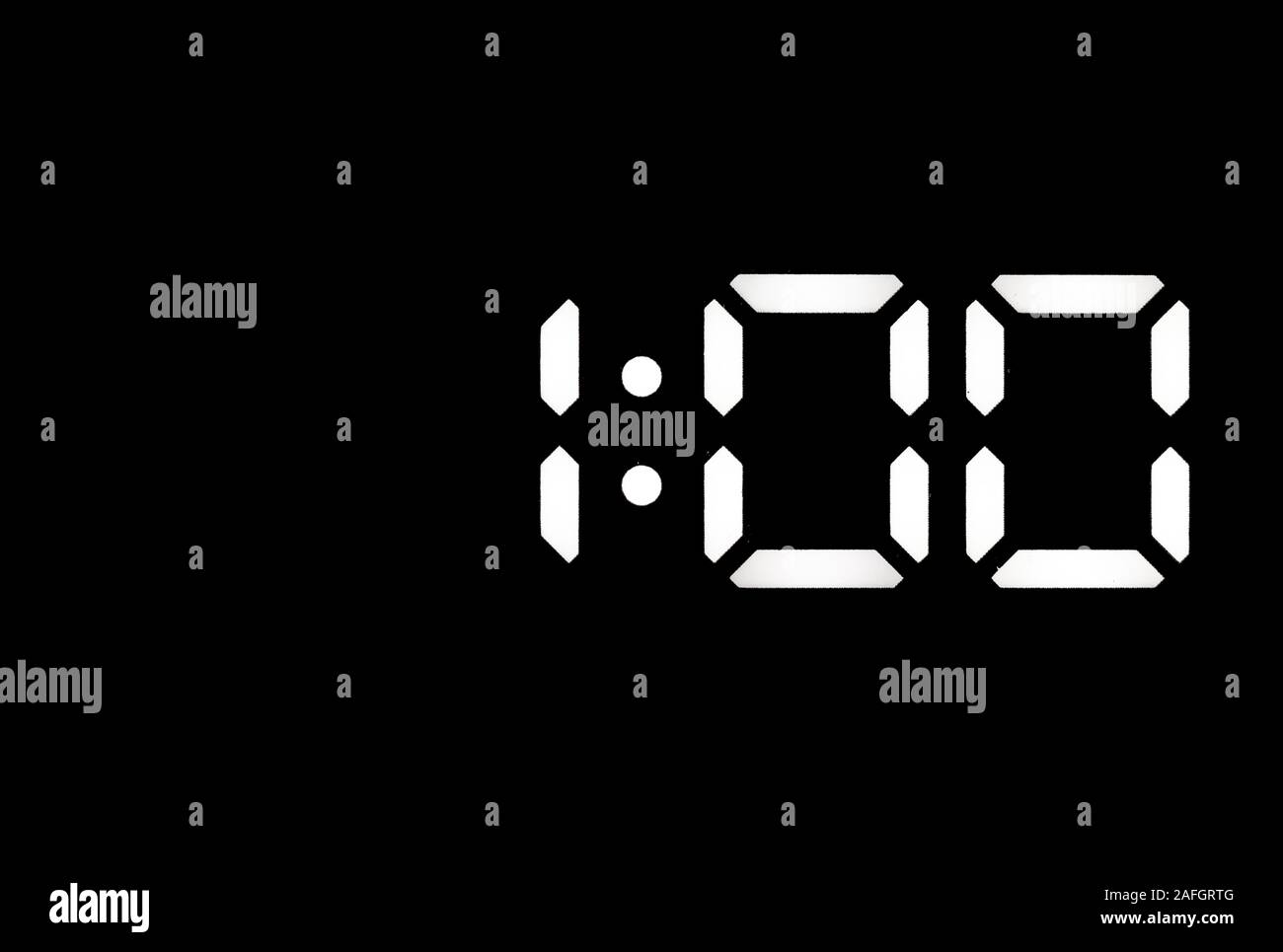 Echte weiße LED Digitaluhr auf einem schwarzen Hintergrund angezeigt Zeit 1:00 Stockfoto
