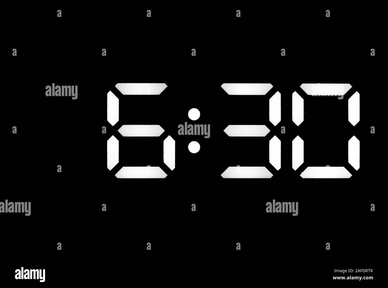 Echte weiße LED Digitaluhr auf einem schwarzen Hintergrund angezeigt Zeit 6:30 Stockfoto
