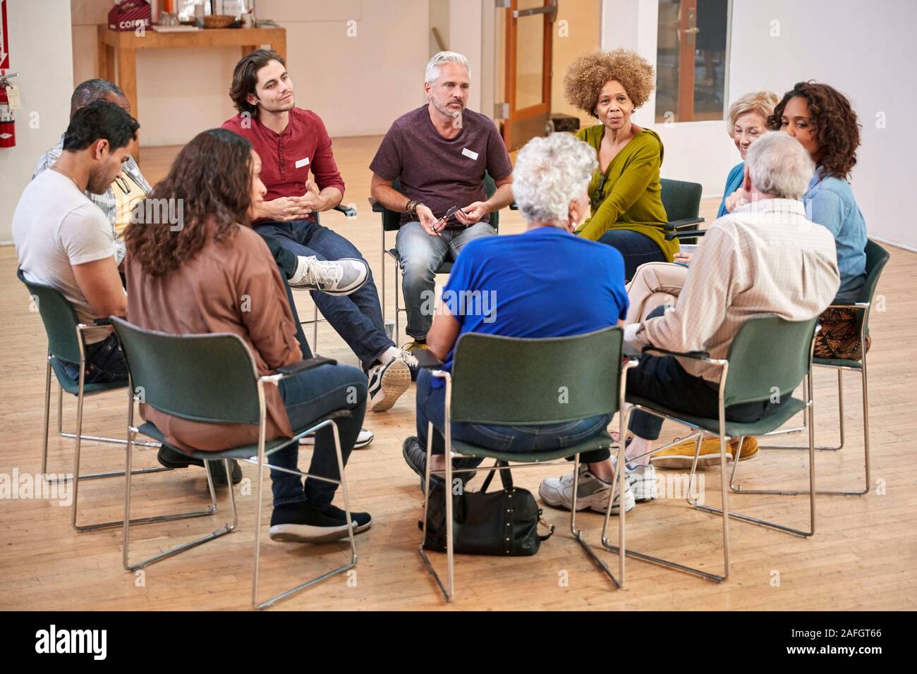 Leute, die Selbsthilfe Therapie Gruppe Treffen im Gemeindezentrum Stockfoto