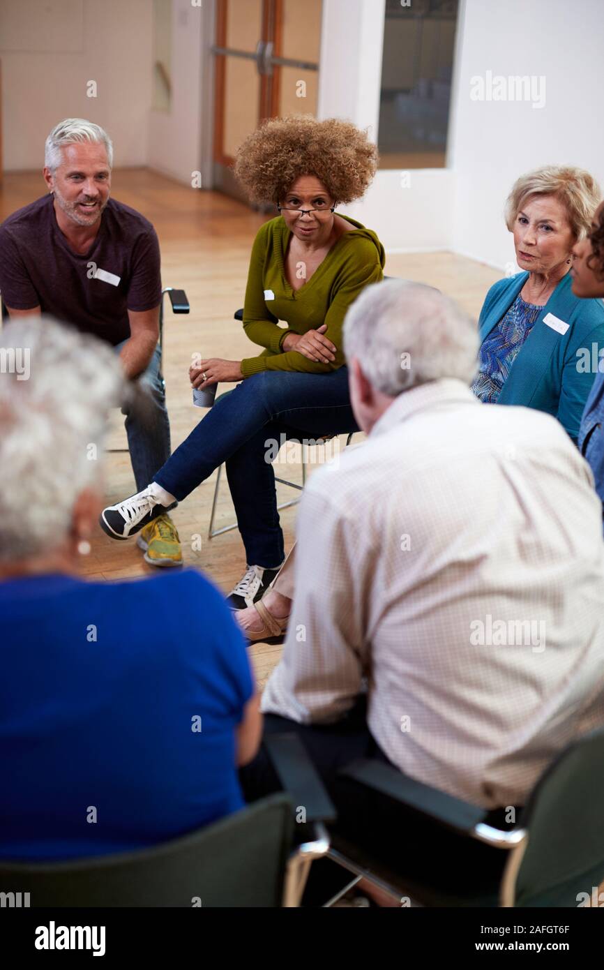 Leute, die Selbsthilfe Therapie Gruppe Treffen im Gemeindezentrum Stockfoto