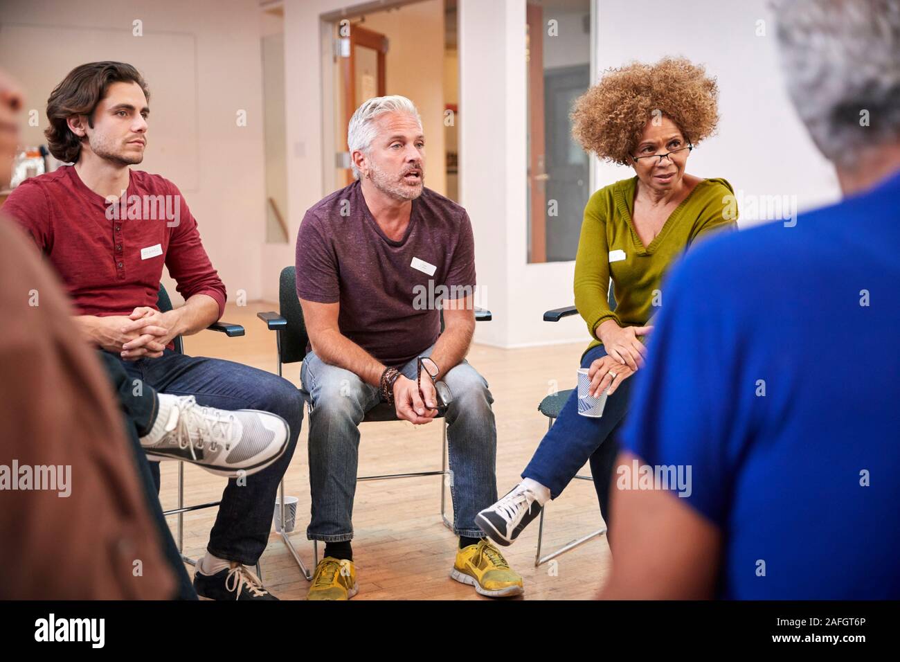 Leute, die Selbsthilfe Therapie Gruppe Treffen im Gemeindezentrum Stockfoto