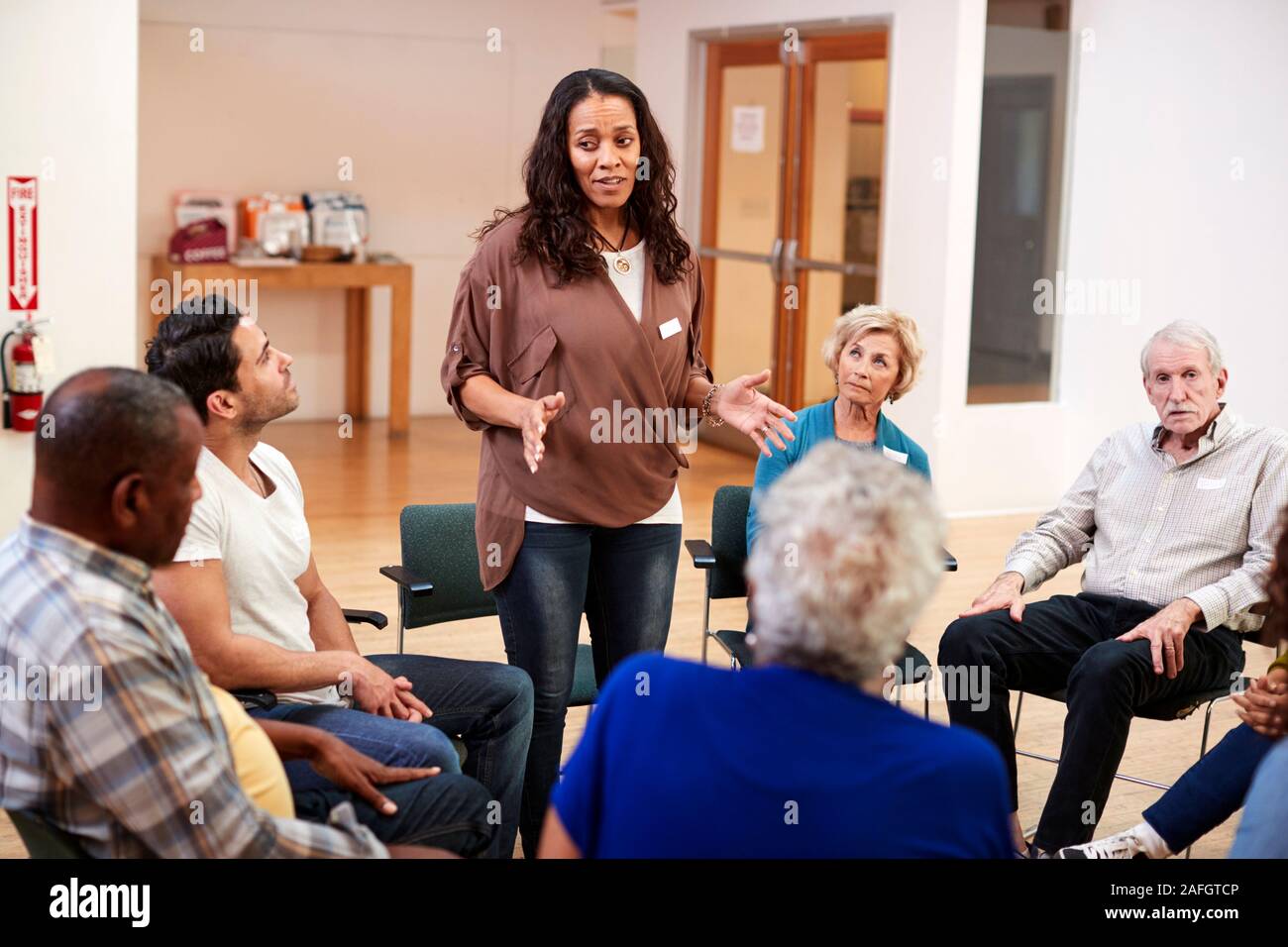 Frau, die an Selbsthilfe Therapie Gruppe Treffen im Gemeindezentrum Stockfoto