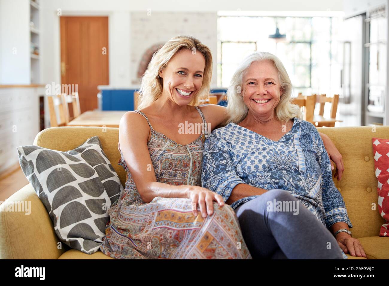 Portrait von lächelnden Mutter mit Tochter entspannt auf einem Sofa zu Hause Stockfoto