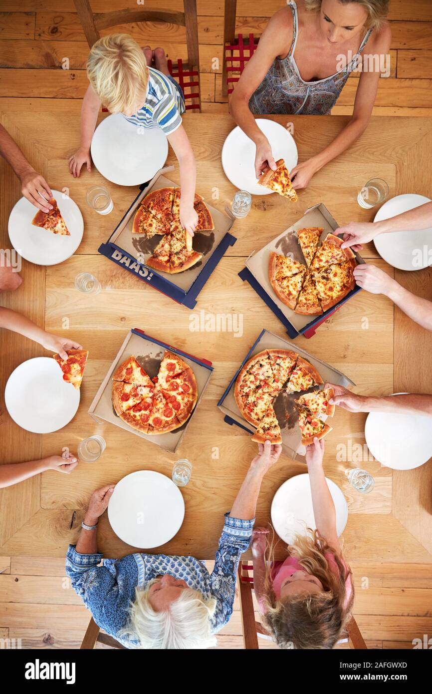 Ansicht von oben von Multi-Generation Familie sitzt um den Tisch essen Pizza zusammen Stockfoto