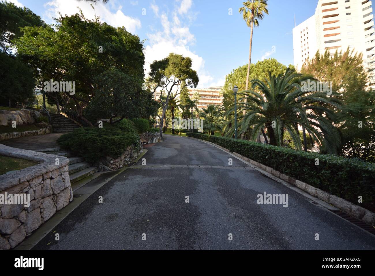 Park vor einem Apartmentkomplex im Fürstentum Monaco, Monte-Carlo Stockfoto