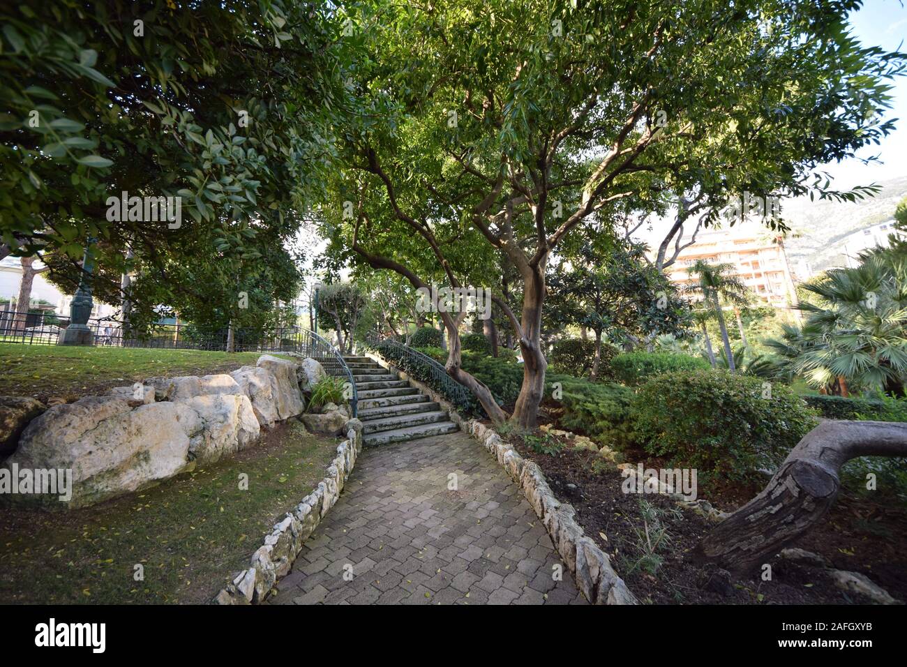 Park vor einem Apartmentkomplex im Fürstentum Monaco, Monte-Carlo Stockfoto