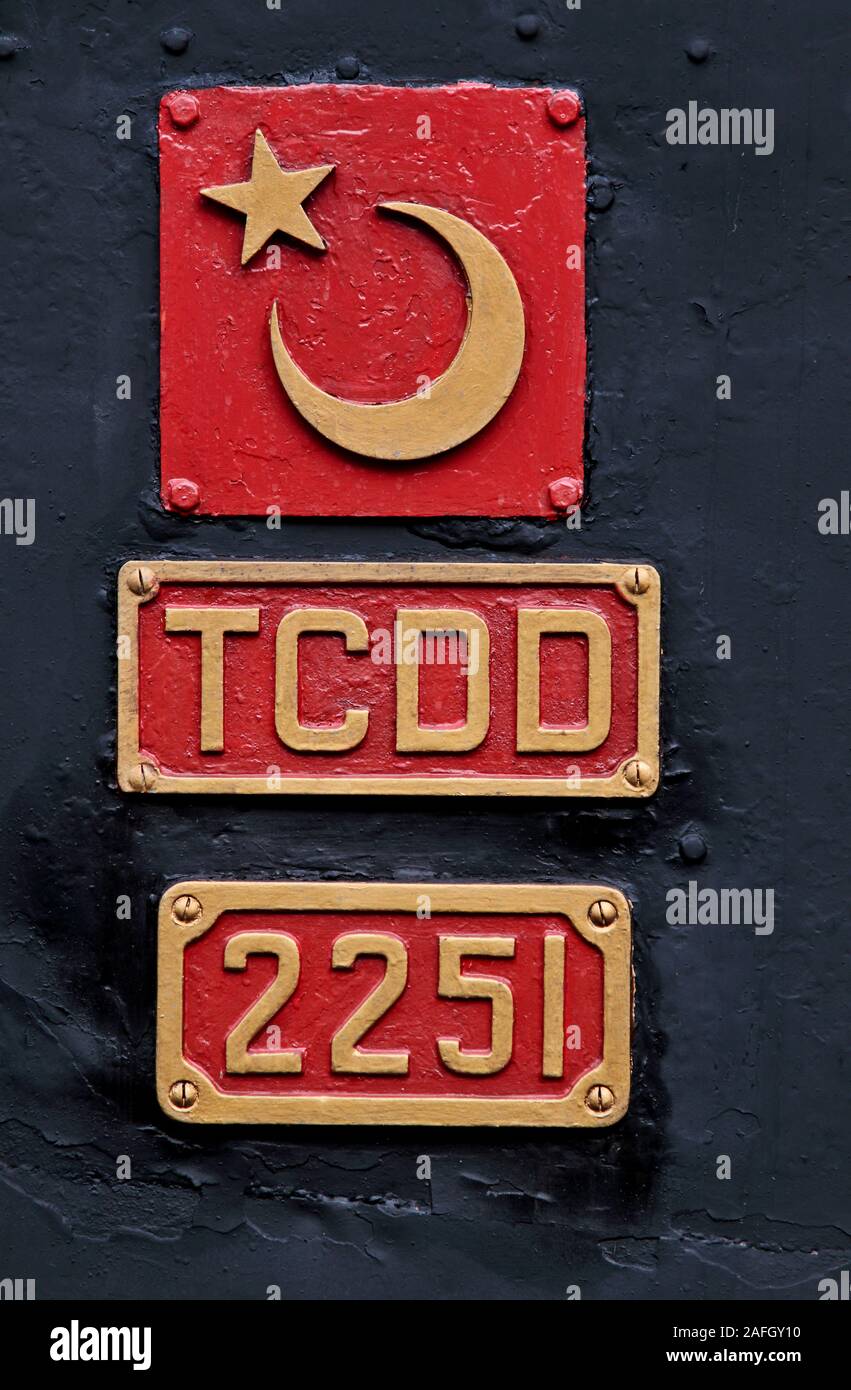 Stanbul Türkei 05/13/2013 ein Modell Kennzeichnung einer alten Lokomotive auf Istanbul Bahnhof gelegt. TCDD 2251 wurde im Orient Express verwendet Stockfoto