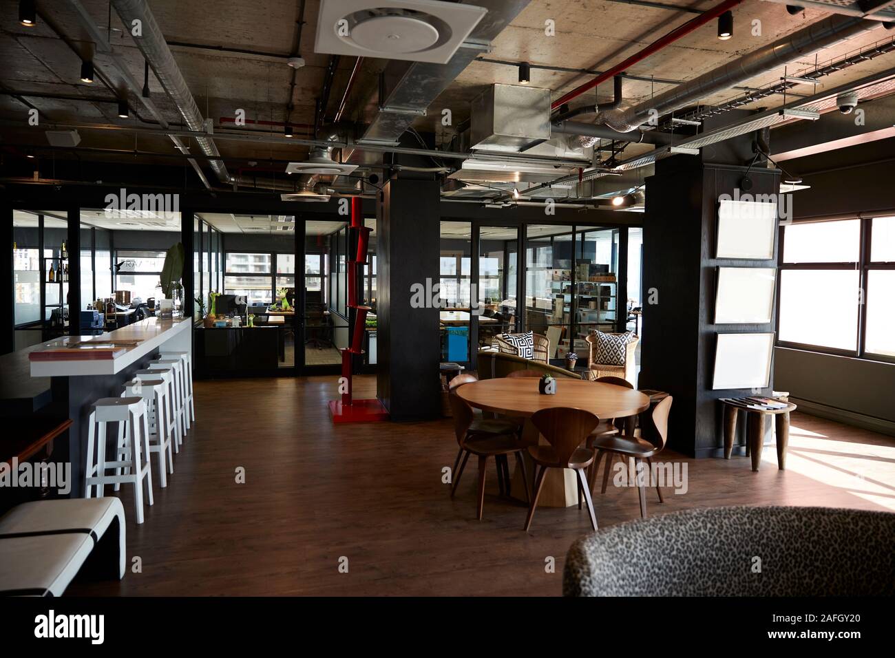 Bar- und Essbereich in das Amt eines Creative Business, bei Tageslicht, keine Personen Stockfoto