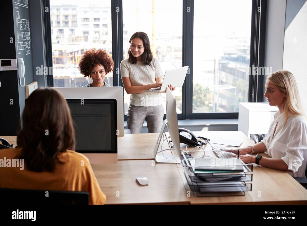 Vier kreativen weiblichen Kollegen zusammen arbeiten in einem kreativen Büro, Nahaufnahme Stockfoto