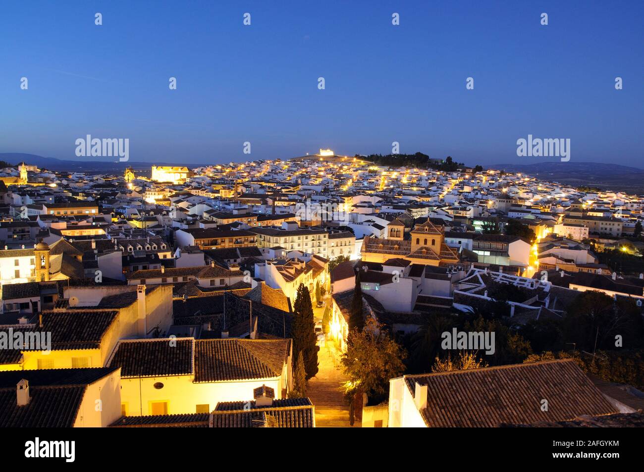 Blick über die Stadt zur Kirche auf dem Hügel (Ermita del Cerro) in der Abenddämmerung, Antequera, Provinz Malaga, Andalusien, Spanien. Stockfoto