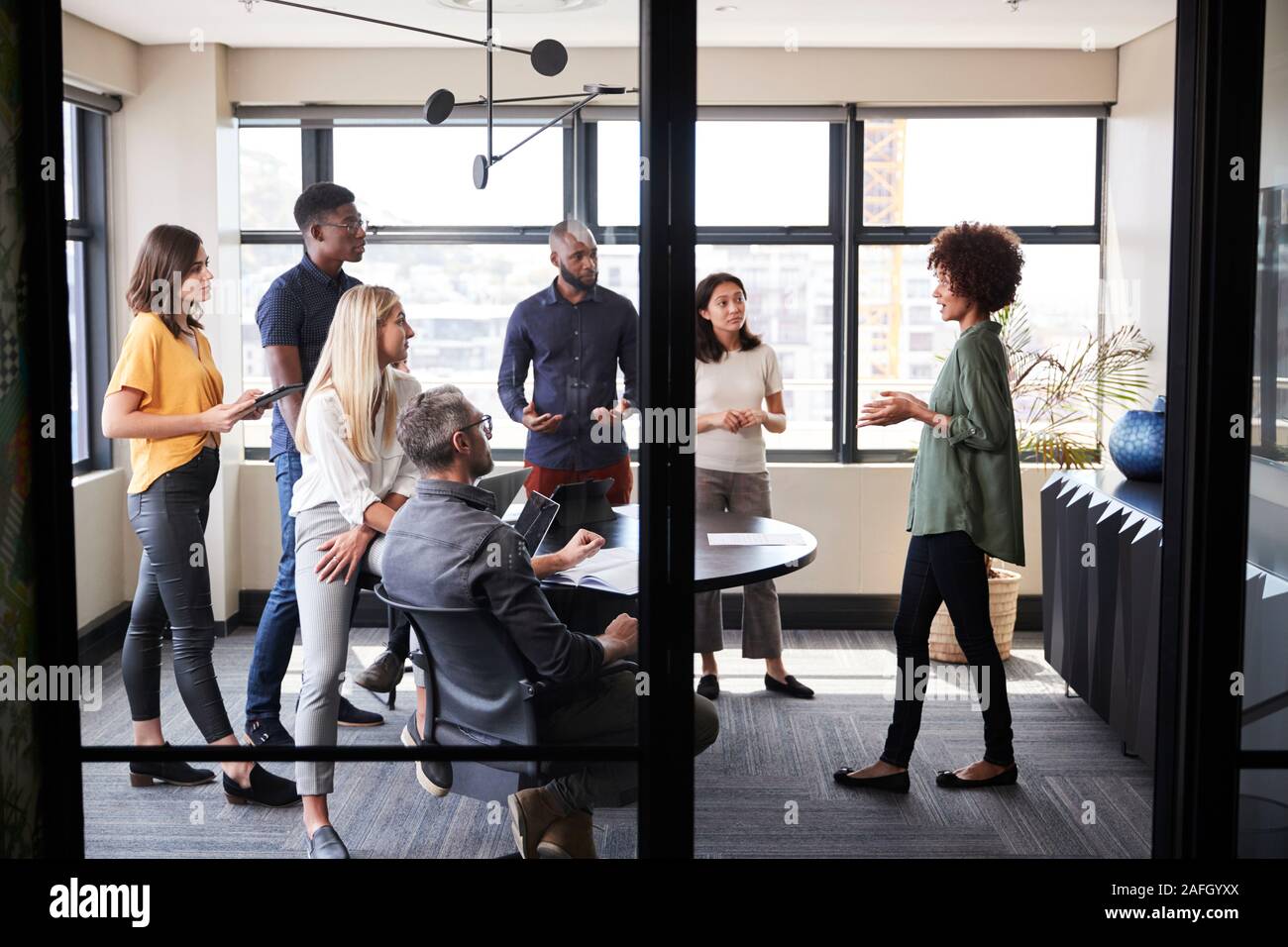 Creative Business Team hören auf Ihre weiblichen Kollegen auf ein Brainstorming Sitzung Stockfoto