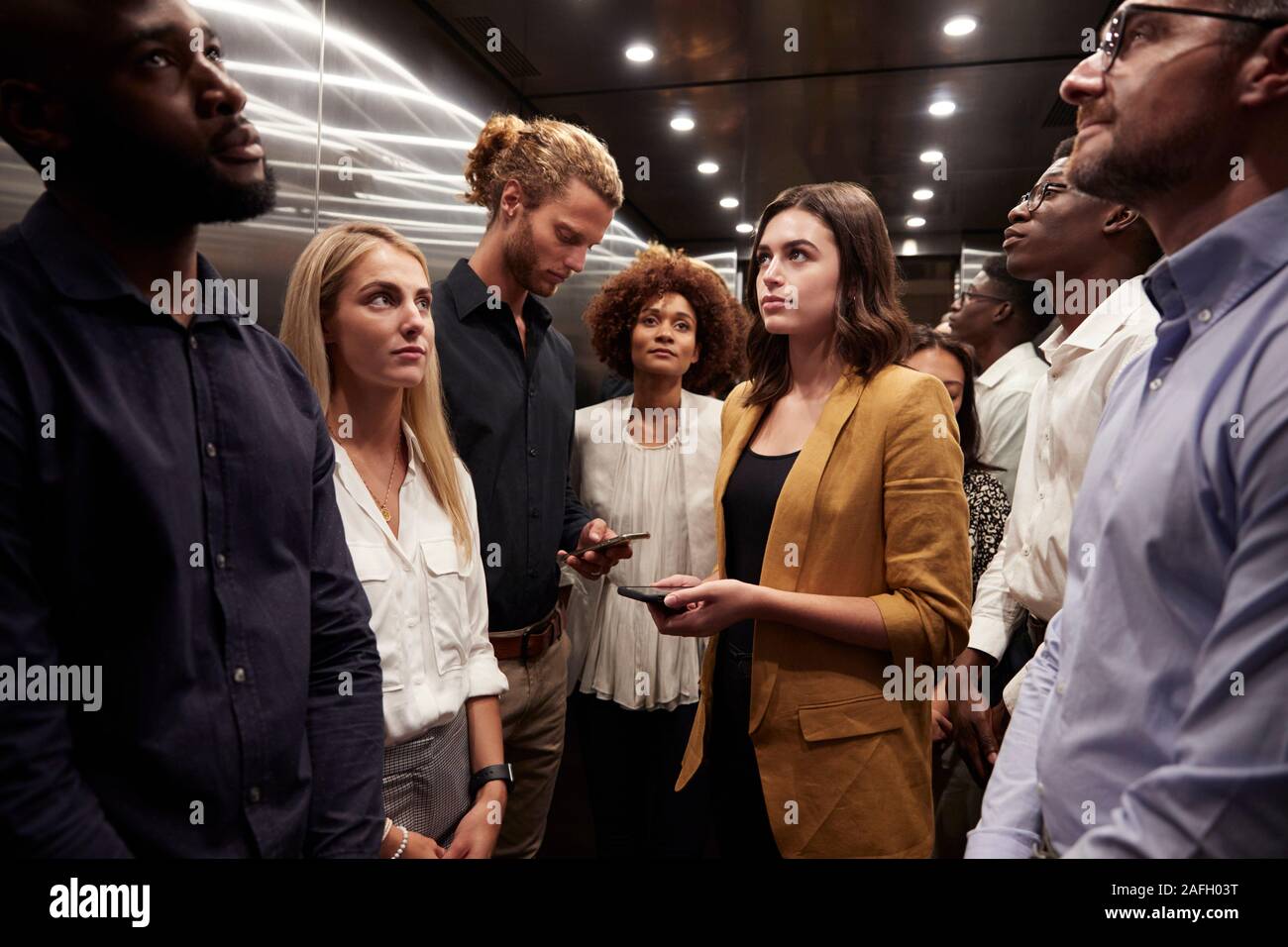 Arbeitskollegen gemeinsam warten in einem Aufzug in Ihrem Büro Stockfoto