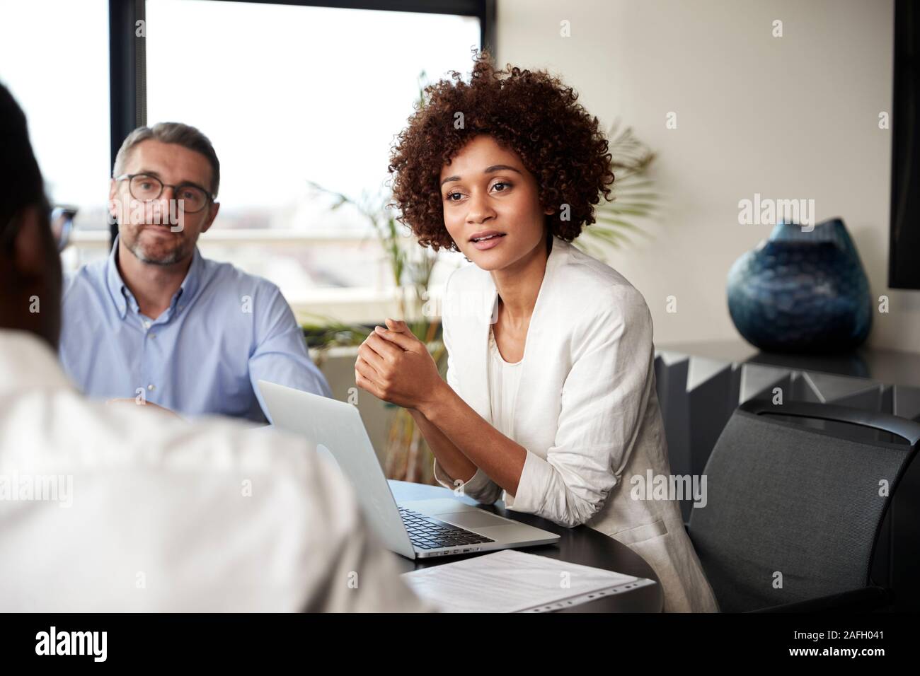 Tausendjährige schwarz Geschäftsfrau hören Kollegen an ein Corporate Business Meeting, in der Nähe Stockfoto