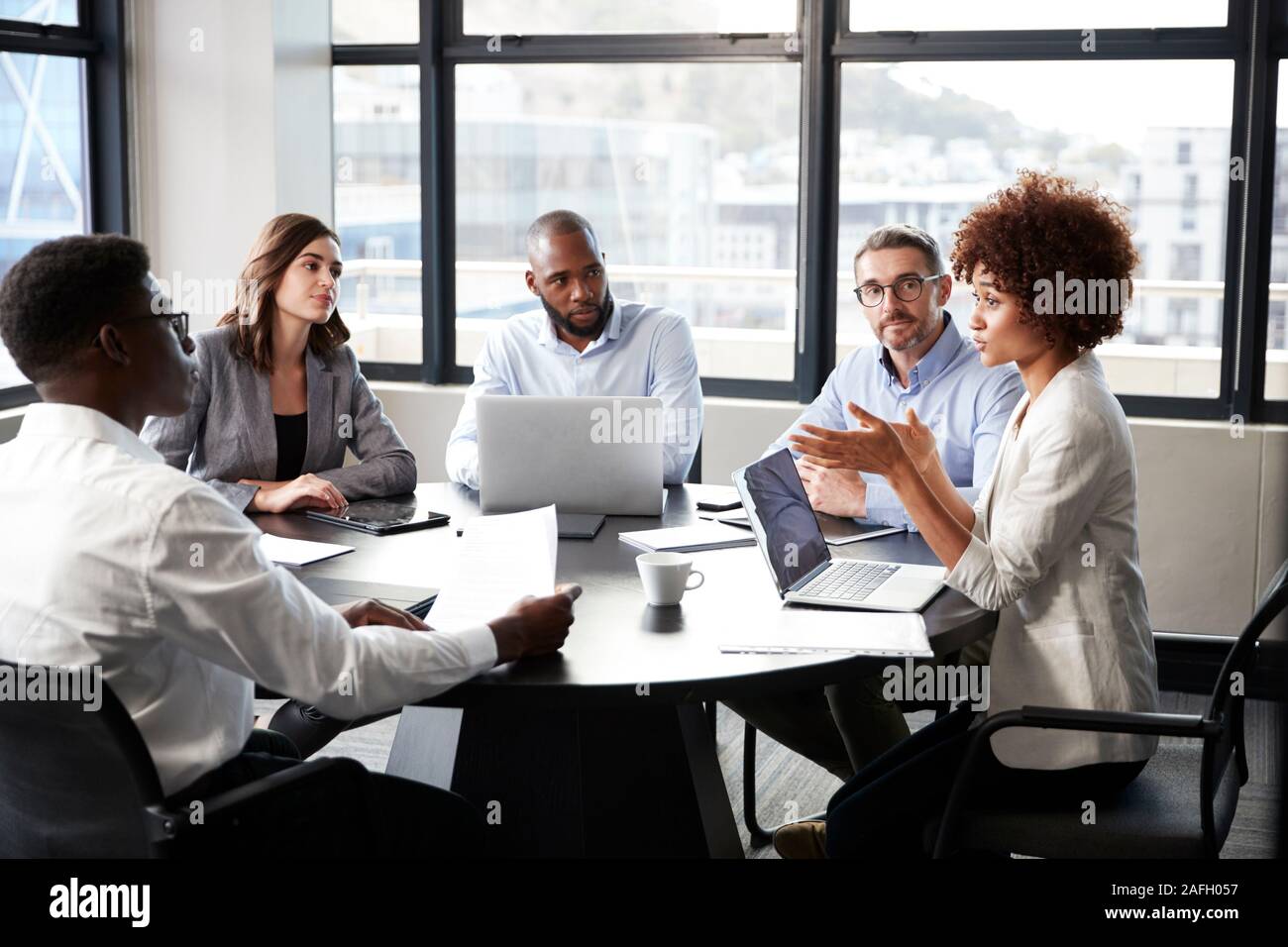Tausendjährige schwarz Geschäftsfrau Adressierung Kollegen an ein Corporate Business Meeting, in der Nähe Stockfoto