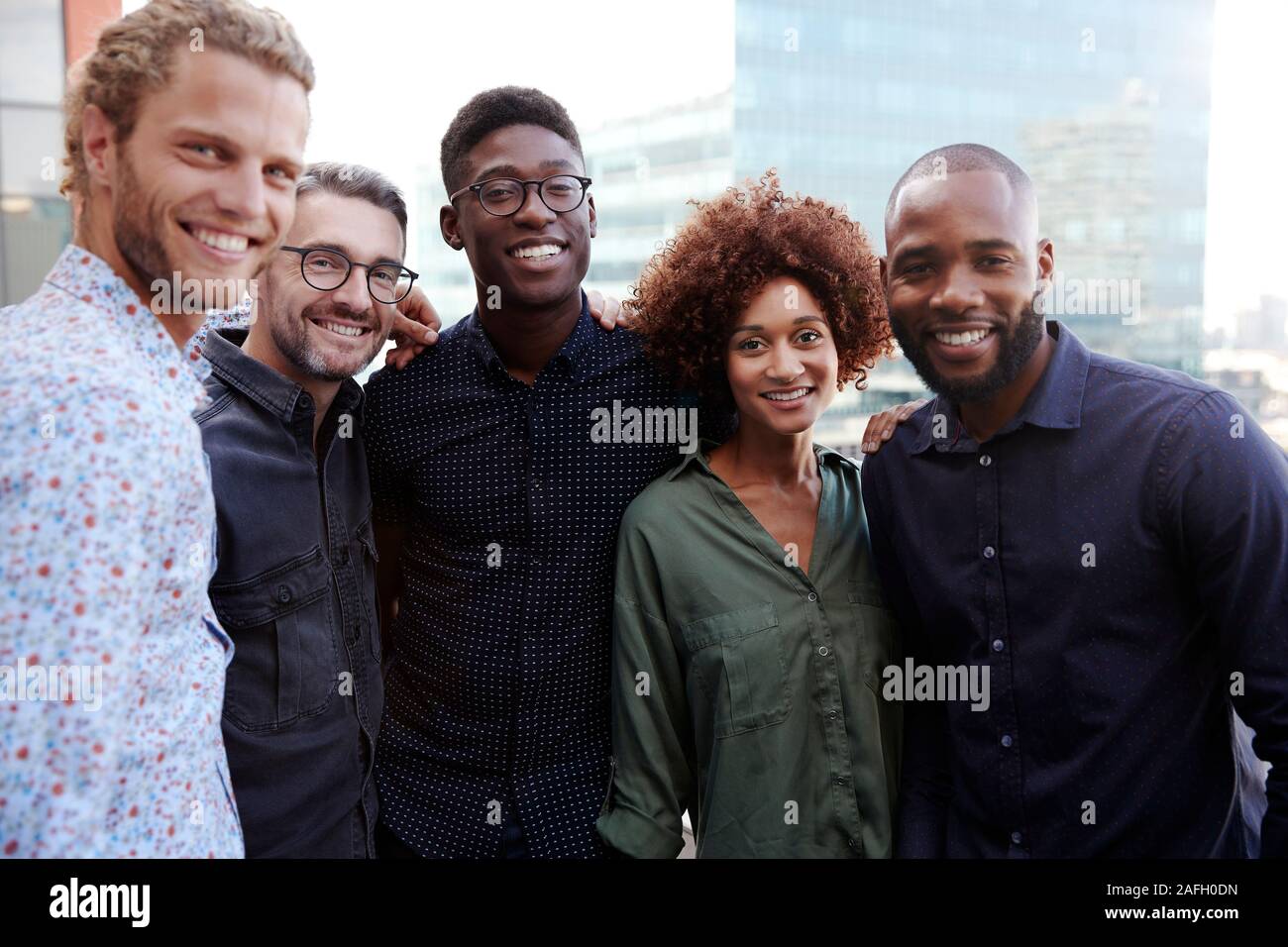 Gerne kreative Kollegen lächeln in die Kamera im Freien, an der Hüfte oben, oben schließen Stockfoto