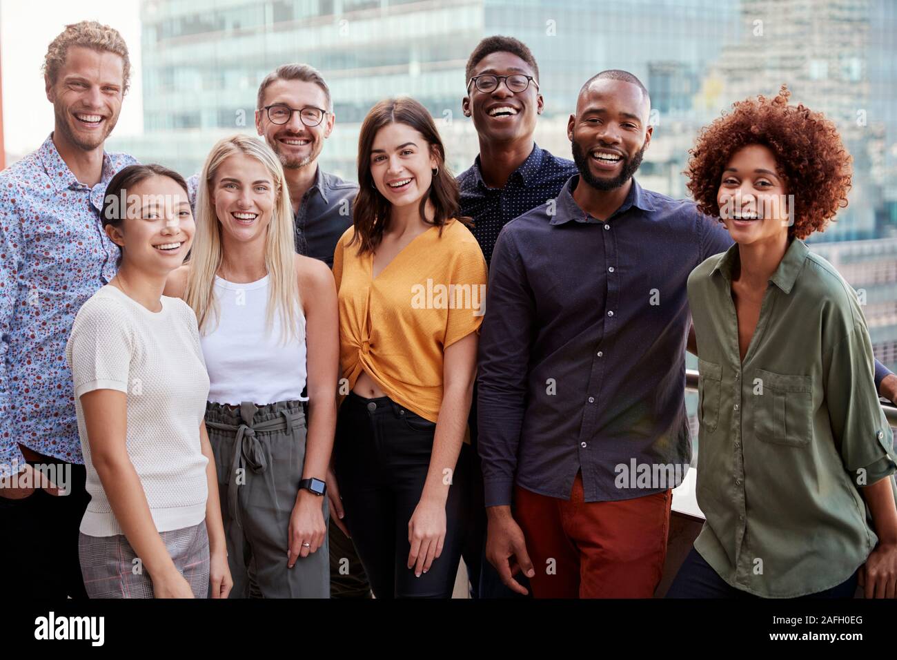 Gruppe Porträt einer Creative Business Team stehen im Freien, drei Viertel Länge, in der Nähe Stockfoto