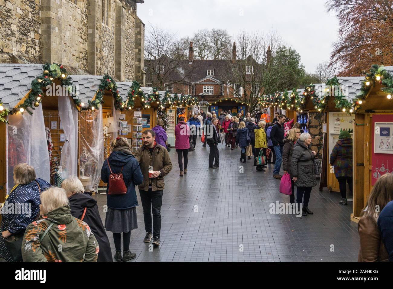 Besucher nach Winchester Weihnachtsmarkt neben der Kathedrale, Winchester, Hampshire, UK Stockfoto