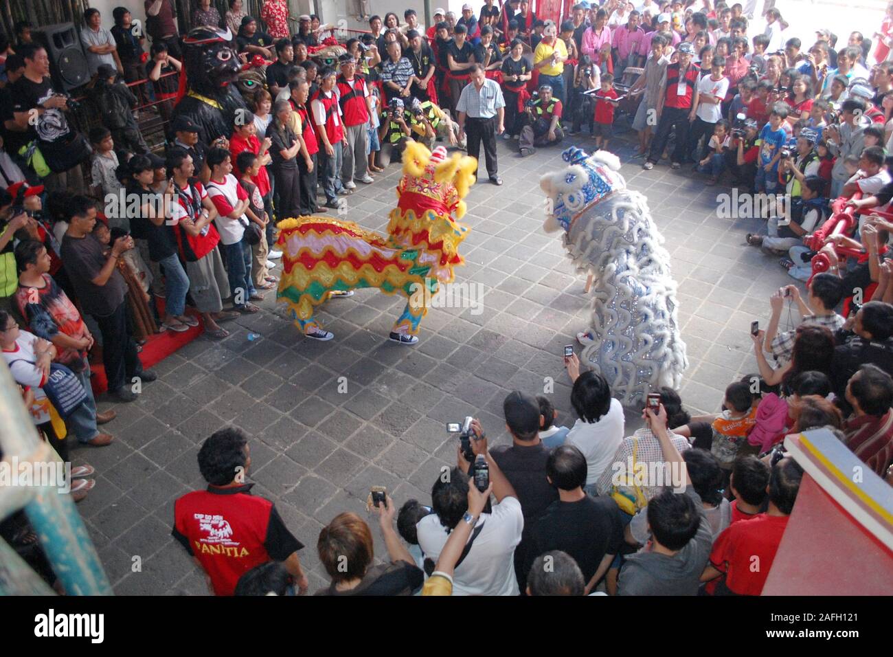 Löwen-Tanzpuppenshow und die Menge auf dem chinesischen Neujahrs-Festival. Stockfoto