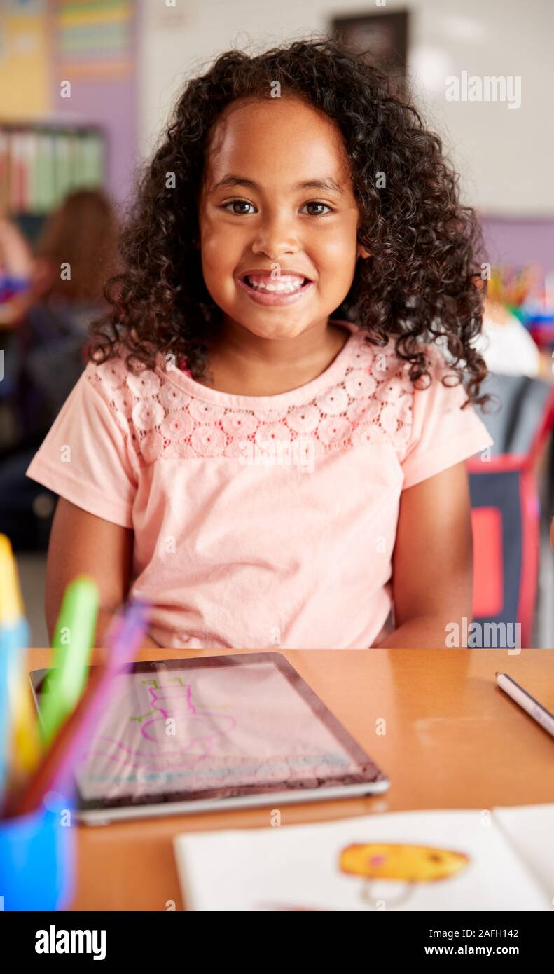 Portrait der weiblichen Schüler in der Volksschule Zeichnung mit digitalen Tablette im Klassenzimmer Stockfoto