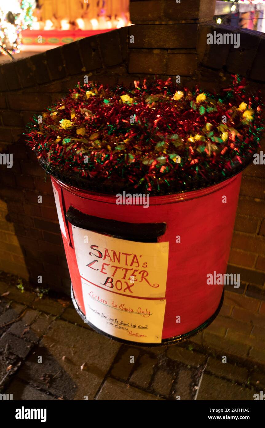 Ein Briefkasten für Santa auf Anzeige an einem Haus in Hayes Lane, Bromley, London. Das Haus ist gut in der Umgebung für seine Weihnachtsbeleuchtung bekannt und jedes Jahr hebt Geld für wohltätige Zwecke mit einer Sammelbox im vorderen Garten. Stockfoto